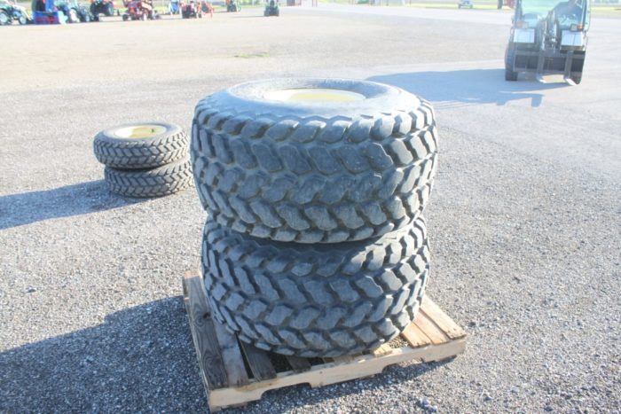 Firestone A set a 4 turf tires off of JD 5000 sieries tractor. 2-21.5x16.1 and 2- 9.5x16 - Image 3