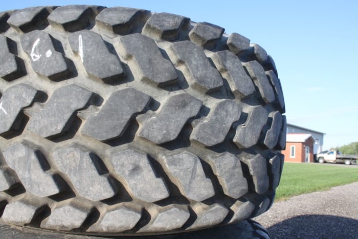 Firestone A set a 4 turf tires off of JD 5000 sieries tractor. 2-21.5x16.1 and 2- 9.5x16 - Image 9