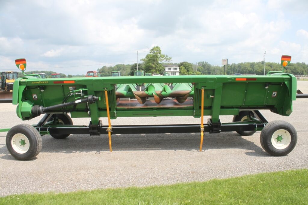 JD 608C corn head, opposed knife rolls, non-chopping – Hahn Farms Ltd.