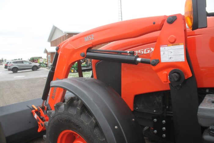 Kubota M135 GX 4wd tractor, cab, air, New M52 loader, 4 remotes, 460/85R-38, powershift. - Image 10