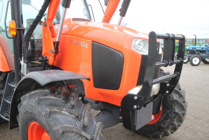 Kubota M135 GX 4wd tractor, cab, air, New M52 loader, 4 remotes, 460/85R-38, powershift. - Image 15