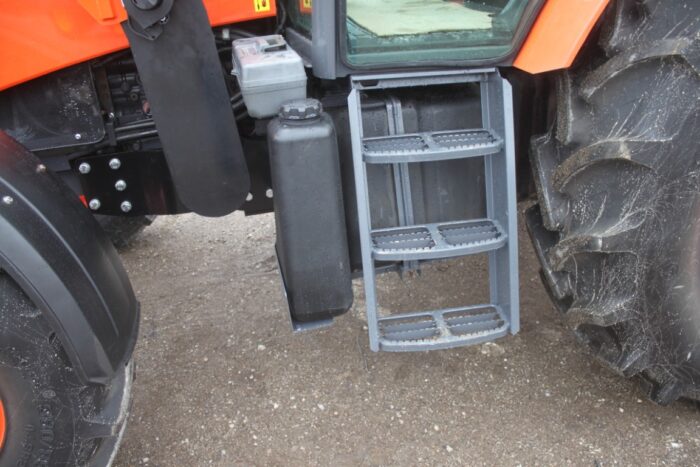 Kubota M135 GX 4wd tractor, cab, air, New M52 loader, 4 remotes, 460/85R-38, powershift. - Image 18