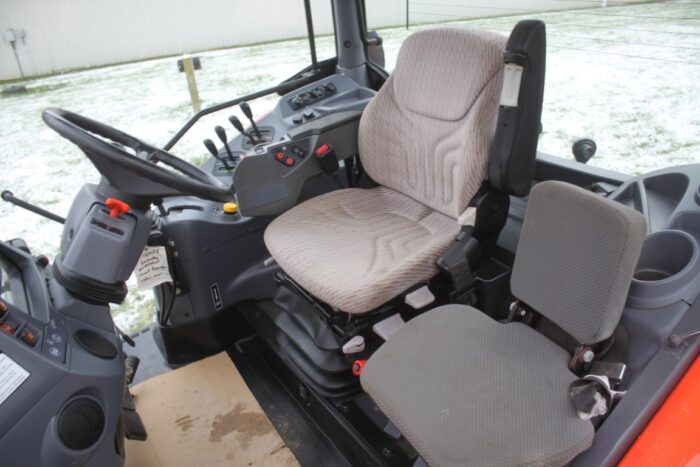 Kubota M135 GX 4wd tractor, cab, air, New M52 loader, 4 remotes, 460/85R-38, powershift. - Image 19