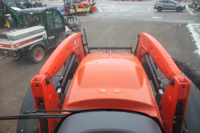 Kubota M135 GX 4wd tractor, cab, air, New M52 loader, 4 remotes, 460/85R-38, powershift. - Image 21