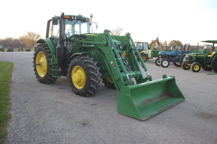 JD 6145M 4wd tractor, cab, air, 640R SL loader, 3rd function, 24 AutoQuad w/ creeper, 3 remotes, autotrac ready, Firestone 18.4R42, 1800 hours, 2018 model, one owner - Image 4