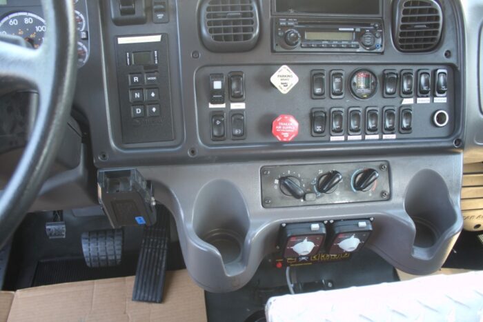 Freightliner M2 106 medium duty truck, green - Image 20