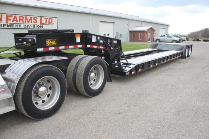 Witzco Challenger NEW, 2023 RG-35 35 ton tandem axle hydraulic detachable gooseneck trailer, black, self contained Honda pup motor, hydraulic neck support, covered load bearing rear deck, 1' flip-out outriggers, ABS brakes, 255/70R22.5 - Image 2