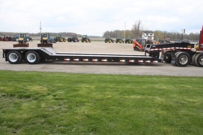 Witzco Challenger NEW, 2023 RG-35 35 ton tandem axle hydraulic detachable gooseneck trailer, black, self contained Honda pup motor, hydraulic neck support, covered load bearing rear deck, 1' flip-out outriggers, ABS brakes, 255/70R22.5 - Image 5