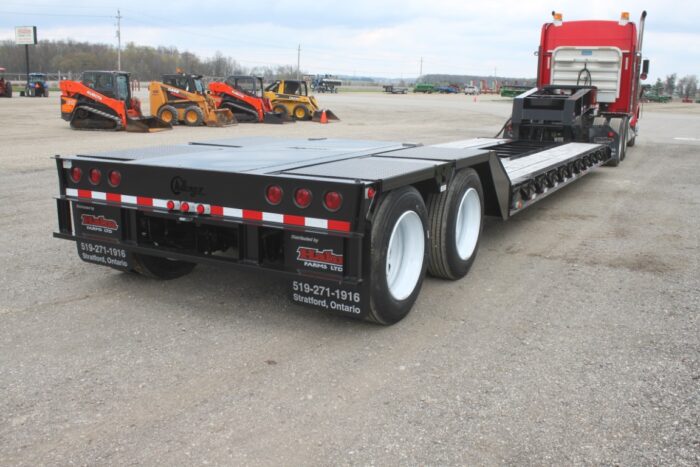 Witzco Challenger NEW, 2023 RG-35 35 ton tandem axle hydraulic detachable gooseneck trailer, black, self contained Honda pup motor, hydraulic neck support, covered load bearing rear deck, 1' flip-out outriggers, ABS brakes, 255/70R22.5 - Image 6