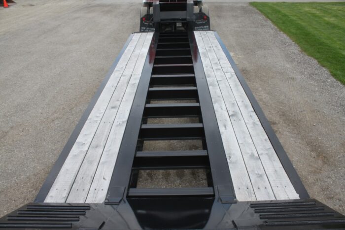 Witzco Challenger NEW, 2023 RG-35 35 ton tandem axle hydraulic detachable gooseneck trailer, black, self contained Honda pup motor, hydraulic neck support, covered load bearing rear deck, 1' flip-out outriggers, ABS brakes, 255/70R22.5 - Image 11