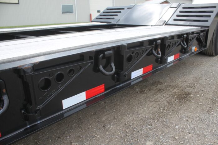 Witzco Challenger NEW, 2023 RG-35 35 ton tandem axle hydraulic detachable gooseneck trailer, black, self contained Honda pup motor, hydraulic neck support, covered load bearing rear deck, 1' flip-out outriggers, ABS brakes, 255/70R22.5 - Image 13