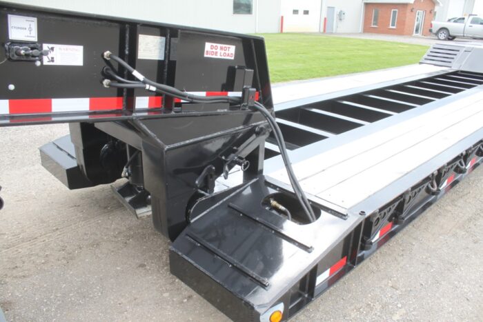Witzco Challenger NEW, 2023 RG-35 35 ton tandem axle hydraulic detachable gooseneck trailer, black, self contained Honda pup motor, hydraulic neck support, covered load bearing rear deck, 1' flip-out outriggers, ABS brakes, 255/70R22.5 - Image 14