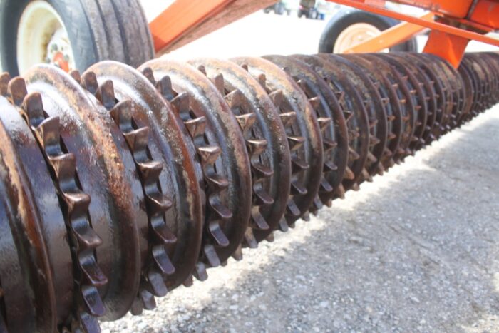 Turnco 12' hydraulic lift sprocket packer - Image 9
