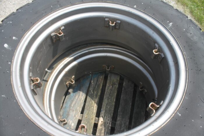 Firestone 13.6x28 turf tires on rims - Image 4