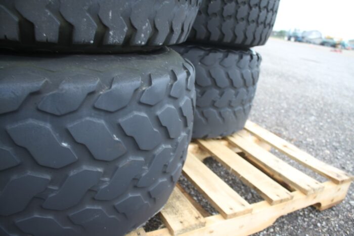 Group of 5 31x13.50-15 NHS tires on rims - Image 4