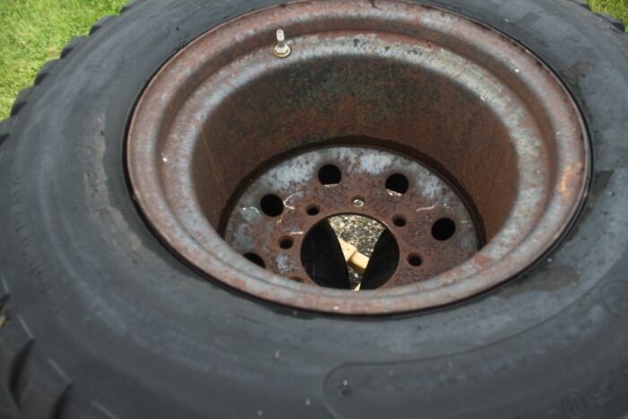 Group of 5 31x13.50-15 NHS tires on rims - Image 7