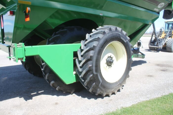 J & M 1250-20 grain cart, 520/85R42 walking tandems, 20" auger with hydraulic deflector, roll tarp, large 1000 pto, wired for camera - Image 10