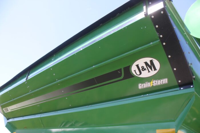 J & M 1250-20 grain cart, 520/85R42 walking tandems, 20" auger with hydraulic deflector, roll tarp, large 1000 pto, wired for camera - Image 15