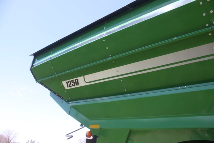 J & M 1250-20 grain cart, 520/85R42 walking tandems, 20" auger with hydraulic deflector, roll tarp, large 1000 pto, wired for camera - Image 16