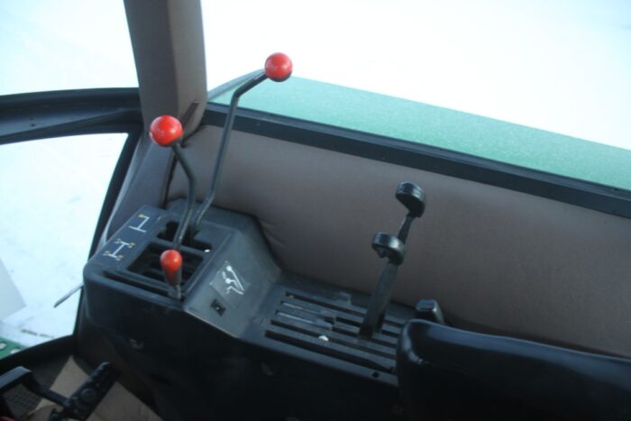 JD 2550 2wd tractor, cab, air, 2 remotes, Hi/Lo, 18.4x30, R&P axle, 3377 hours, one owner - Image 14