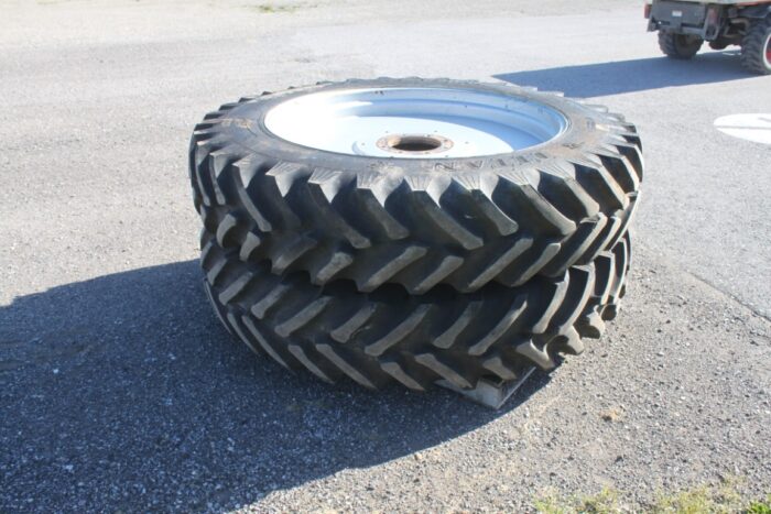 Titan pair of 380/90R46 tires and rims to fit CIH Maxxum, tread 95% - Image 2