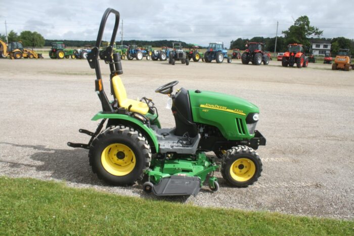 JD 2320 4wd compact tractor, rops, hydro, JD 62D driveover mid mount deck, 23x8.5 tires, 148 hours - Image 4