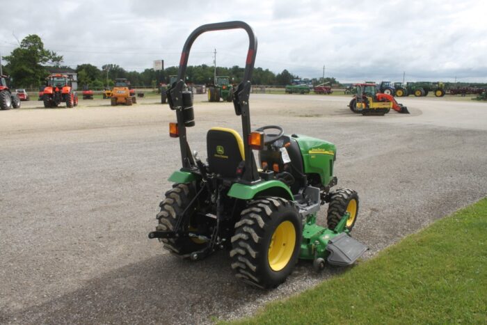 JD 2320 4wd compact tractor, rops, hydro, JD 62D driveover mid mount deck, 23x8.5 tires, 148 hours - Image 5