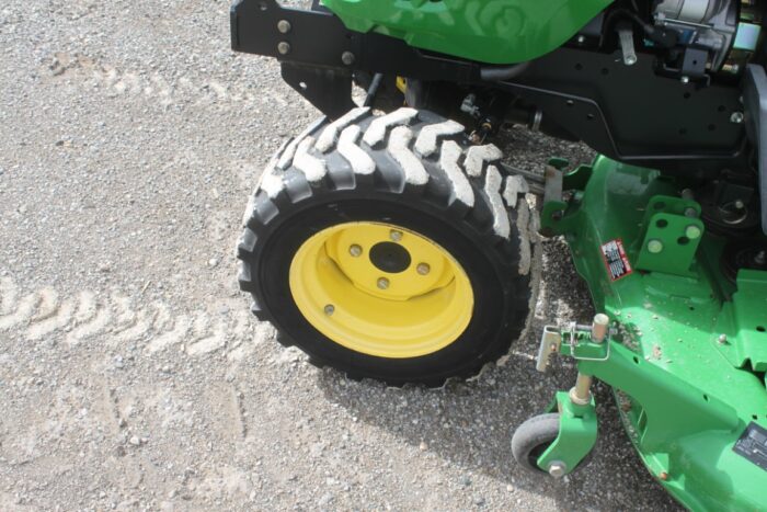 JD 2320 4wd compact tractor, rops, hydro, JD 62D driveover mid mount deck, 23x8.5 tires, 148 hours - Image 9