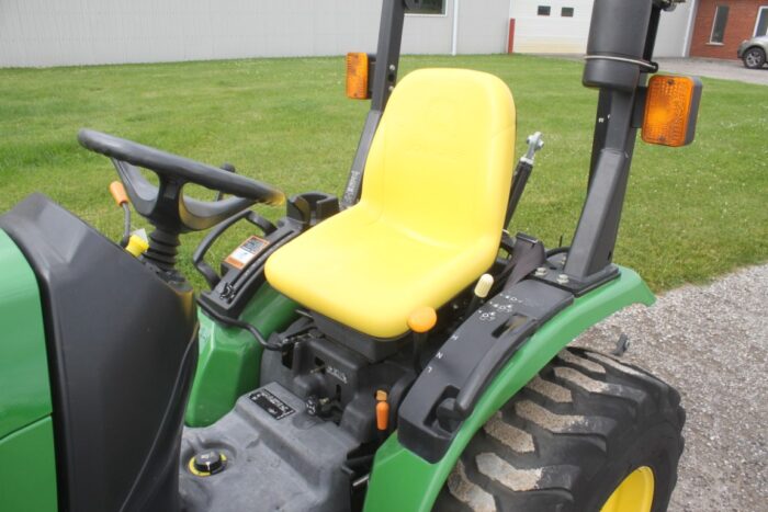 JD 2320 4wd compact tractor, rops, hydro, JD 62D driveover mid mount deck, 23x8.5 tires, 148 hours - Image 13