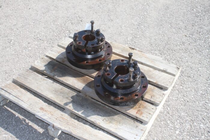 set of axle duals/rims, hubs to fit CIH magnum tractors w/ 4" axle diameter, 10 bolt, with keyway - Image 2