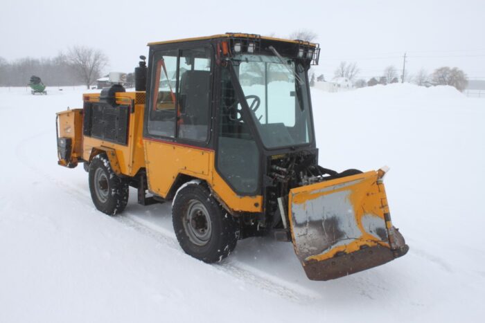 Trackless MT6T sidewalk unit, cab, adjustable front V blade and rear drop sander, 5325 hours - Image 3