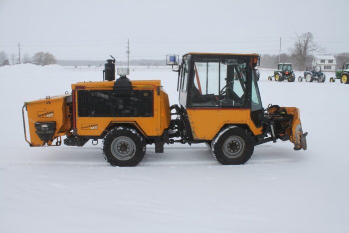 Trackless MT6T sidewalk unit, cab, adjustable front V blade and rear drop sander, 5325 hours - Image 4