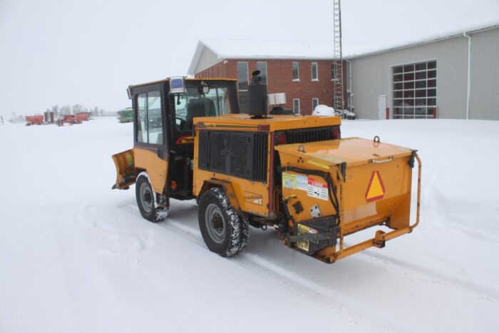 Trackless MT6T sidewalk unit, cab, adjustable front V blade and rear drop sander, 5325 hours - Image 6