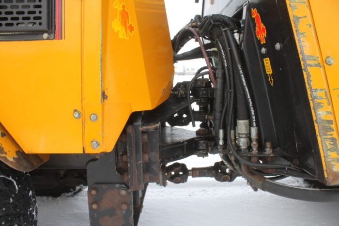 Trackless MT6T sidewalk unit, cab, adjustable front V blade and rear drop sander, 5325 hours - Image 9