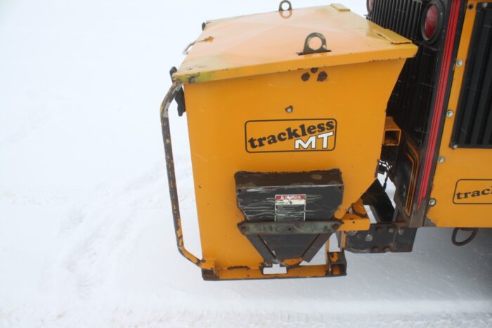 Trackless MT6T sidewalk unit, cab, adjustable front V blade and rear drop sander, 5325 hours - Image 16