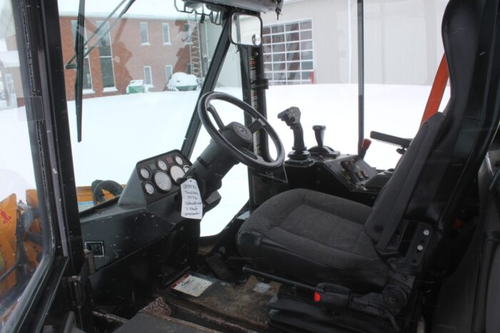 Trackless MT6T sidewalk unit, cab, adjustable front V blade and rear drop sander, 5325 hours - Image 19