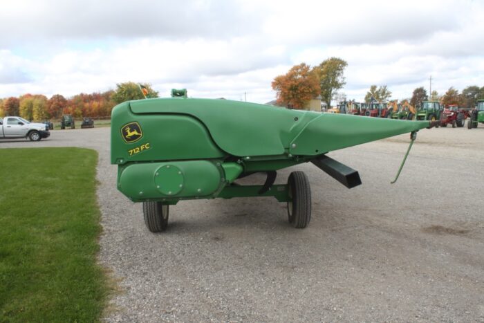 JD 712FC 12 row hydrualic folding corn head, knife rolls, well maintained and good conditon, 2019 model - Image 3