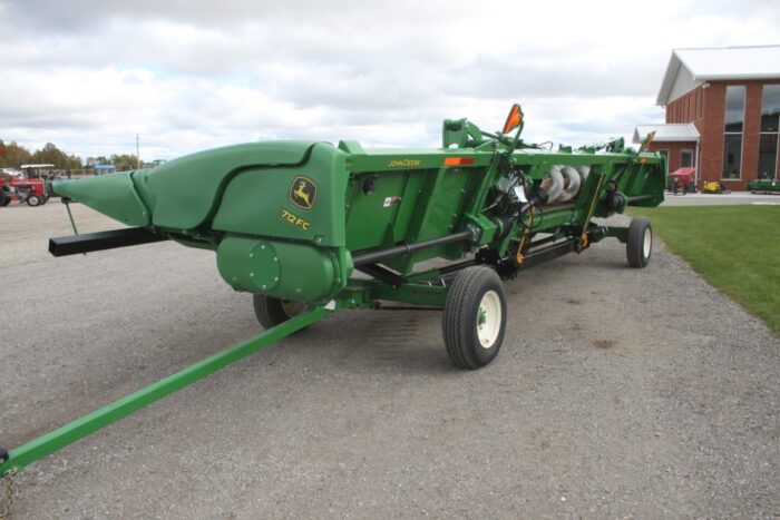 JD 712FC 12 row hydrualic folding corn head, knife rolls, well maintained and good conditon, 2019 model - Image 6