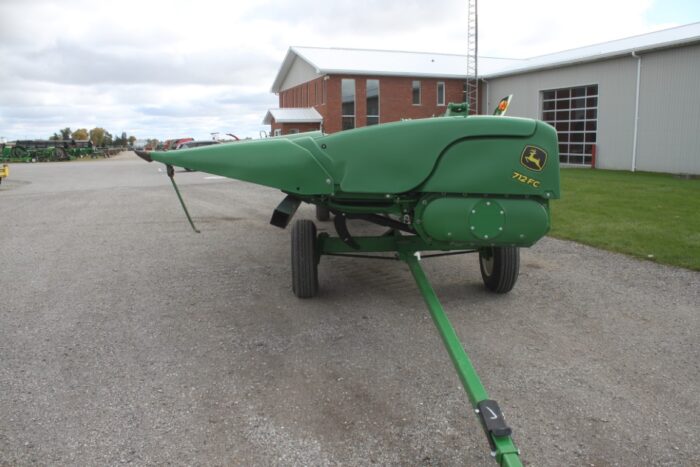 JD 712FC 12 row hydrualic folding corn head, knife rolls, well maintained and good conditon, 2019 model - Image 7