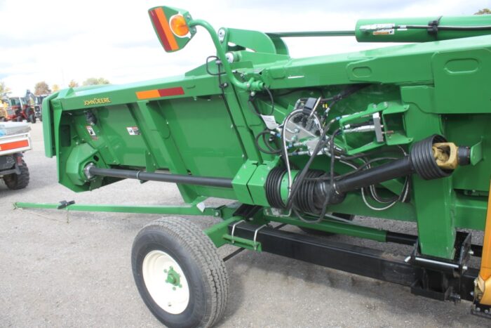 JD 712FC 12 row hydrualic folding corn head, knife rolls, well maintained and good conditon, 2019 model - Image 16