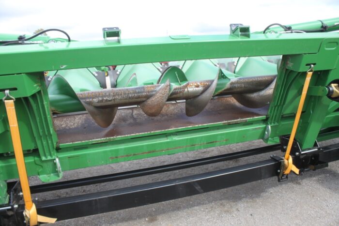 JD 712FC 12 row hydrualic folding corn head, knife rolls, well maintained and good conditon, 2019 model - Image 17