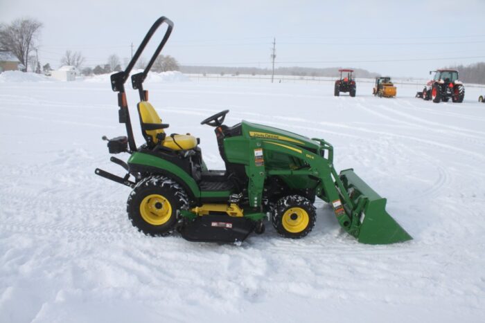 JD 1025R compact tractor, 4wd, rops, hydro, 120R loader, Autoconnect 60D mower deck - Image 4