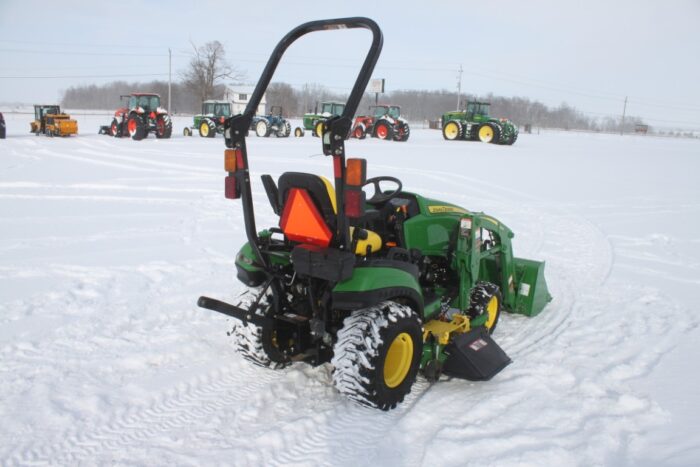 JD 1025R compact tractor, 4wd, rops, hydro, 120R loader, Autoconnect 60D mower deck - Image 5