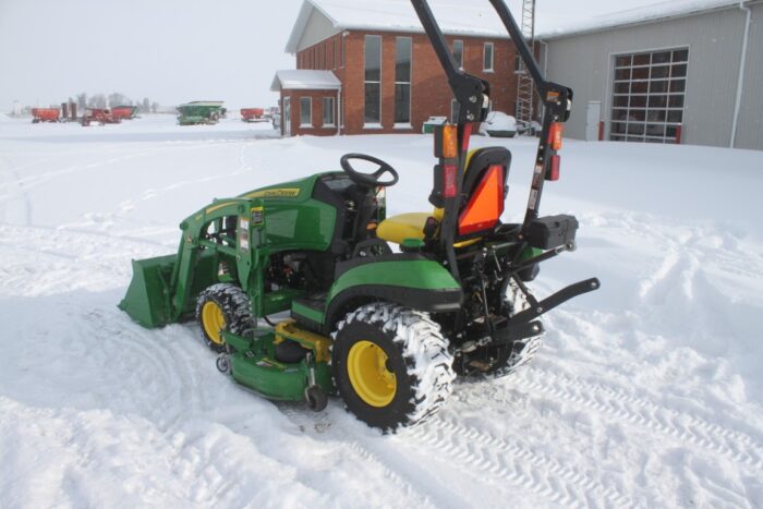 JD 1025R compact tractor, 4wd, rops, hydro, 120R loader, Autoconnect 60D mower deck - Image 6