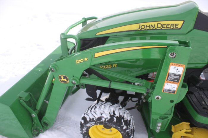 JD 1025R compact tractor, 4wd, rops, hydro, 120R loader, Autoconnect 60D mower deck - Image 10