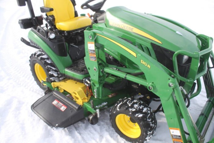 JD 1025R compact tractor, 4wd, rops, hydro, 120R loader, Autoconnect 60D mower deck - Image 13