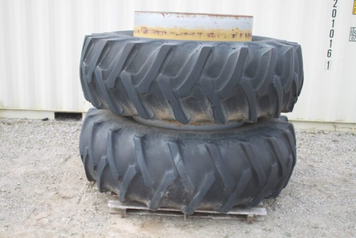20.8x38 bias T-rail duals, 18"-38" rims, 10" band width, snap on center hub, silver bolt circle