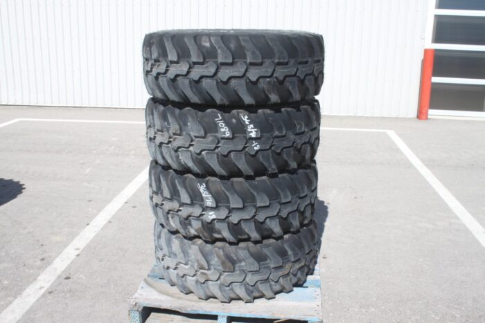 Dunlop Set of 4 365/70R18 tires on 8 bolt steel Kubota OEM rim, 100% tread, 8 3/4"pilot, 10 3/4" bolt circle, orange