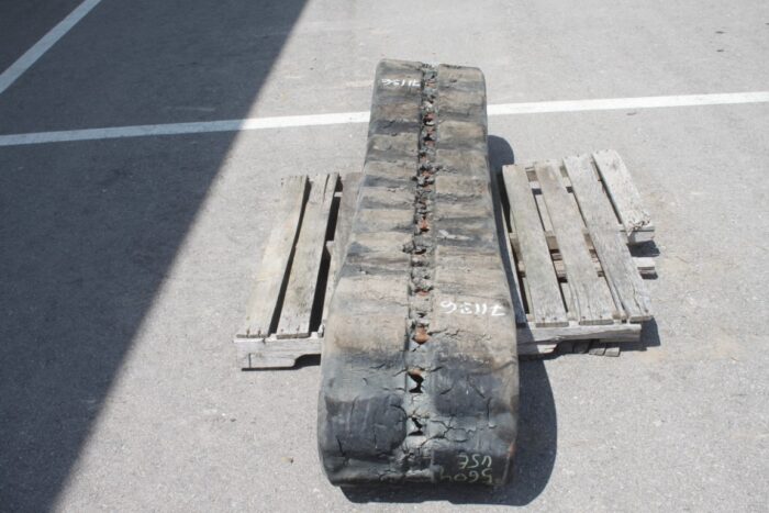 1 used track to fit a Kubota SVL 75 track skidsteer - Image 4
