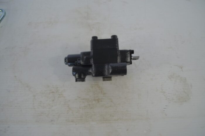 一 Kubota valve kit for Kubota front mower F2260, F2560, F2560E, F3060, F3560, part number F8241 - Image 2